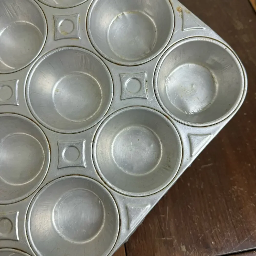 Vintage MCM Mirro Aluminum 12 One Dozen Muffin Cupcake Pan Farmhouse Decor‎